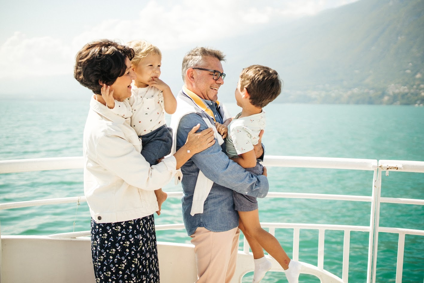 photo d'une famille sur un bateau de la compagnie des bateaux 