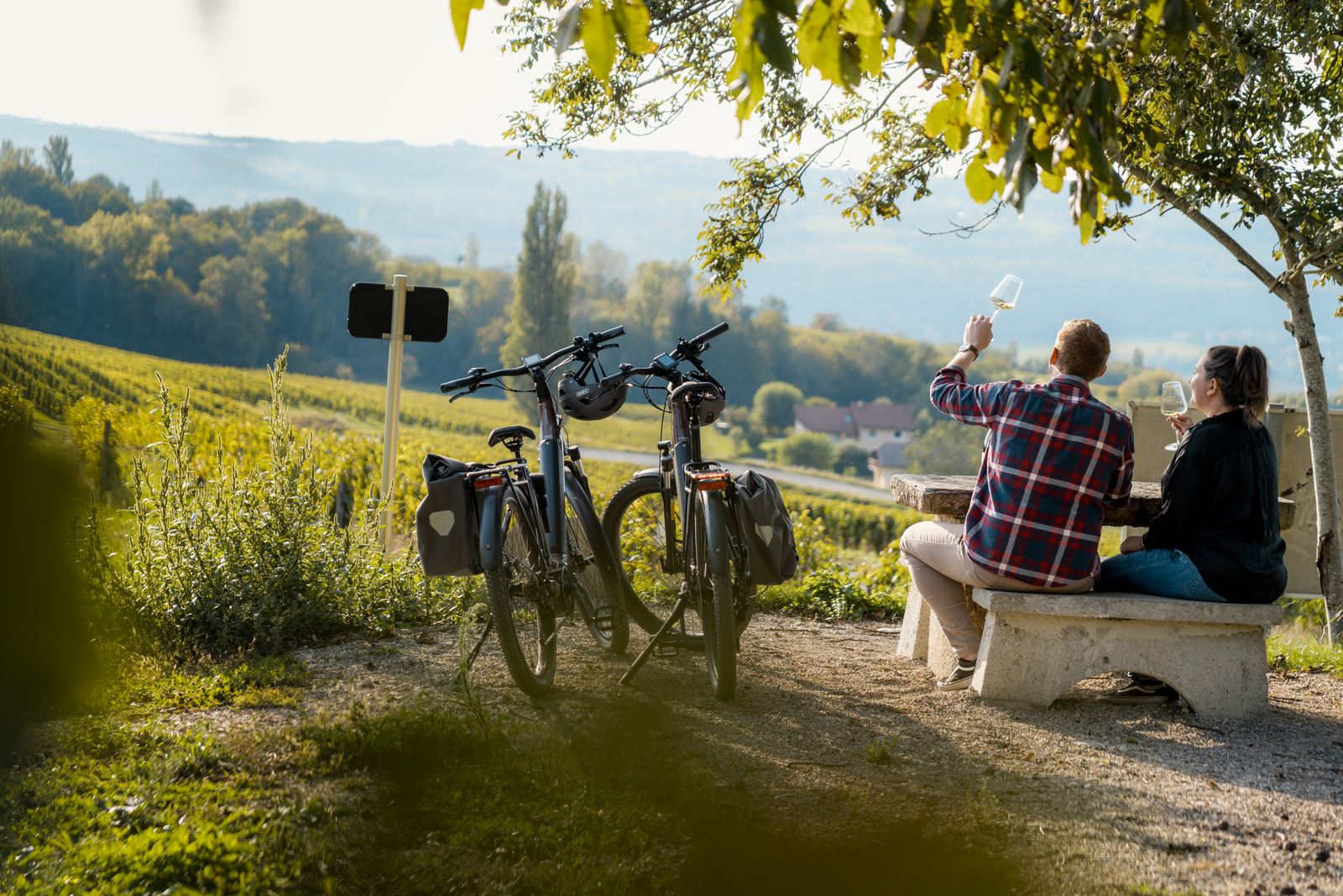 photo de deux vélos et deux humain 