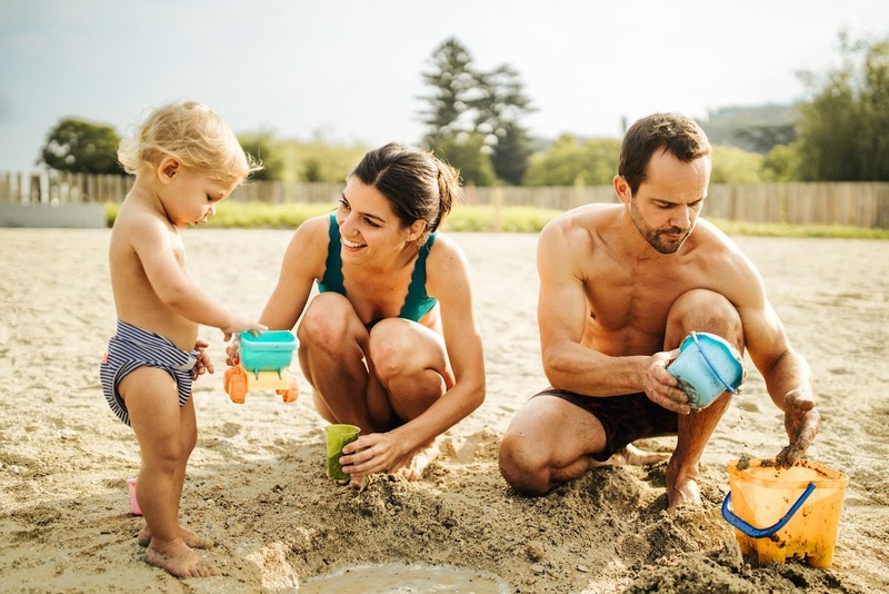 photo d'une famille sur la plage d'aqualac 